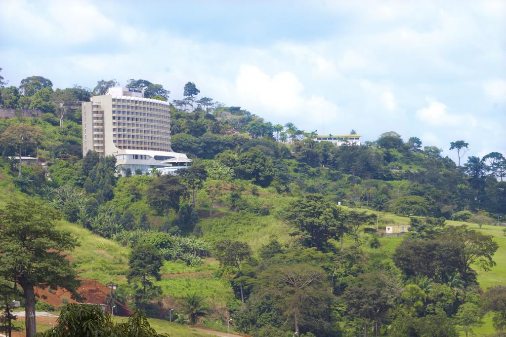 Hotel Mont Febe Яунде Экстерьер фото