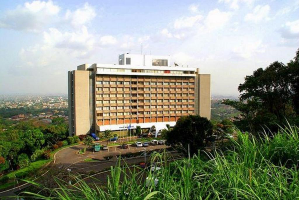 Hotel Mont Febe Яунде Экстерьер фото