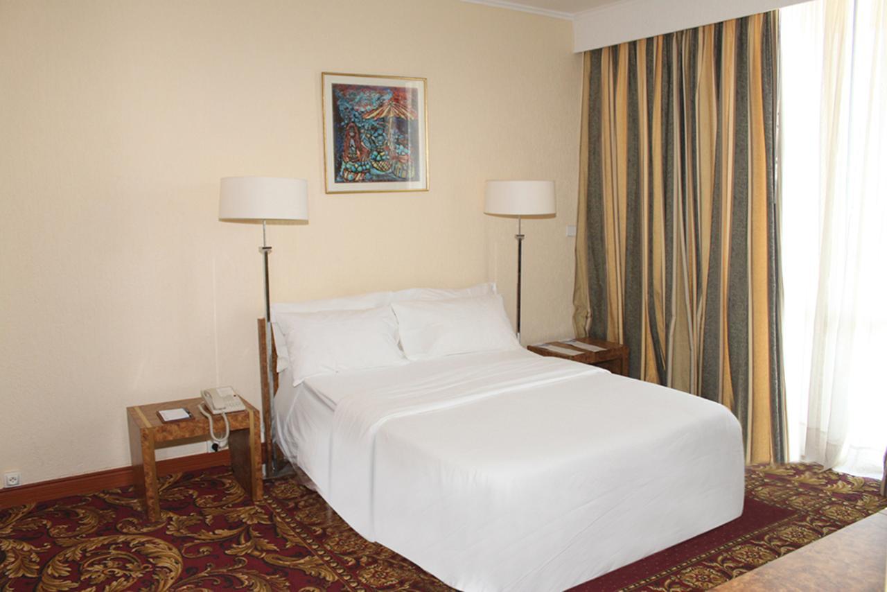 Hotel Mont Febe Яунде Экстерьер фото