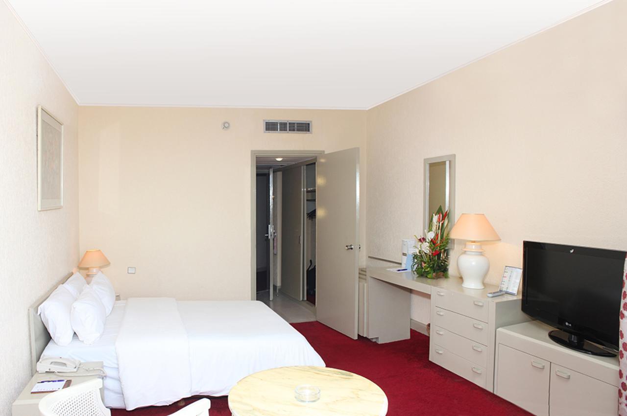 Hotel Mont Febe Яунде Экстерьер фото