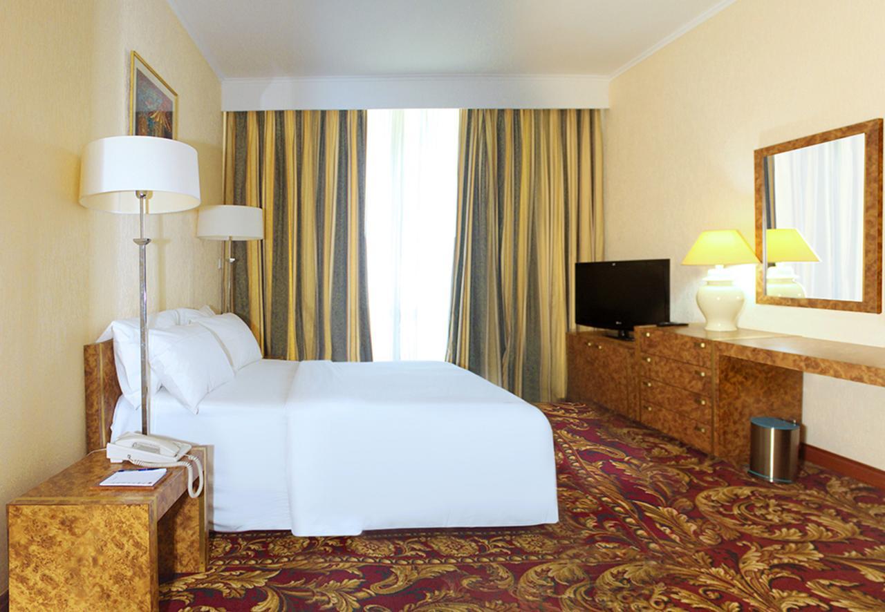 Hotel Mont Febe Яунде Экстерьер фото