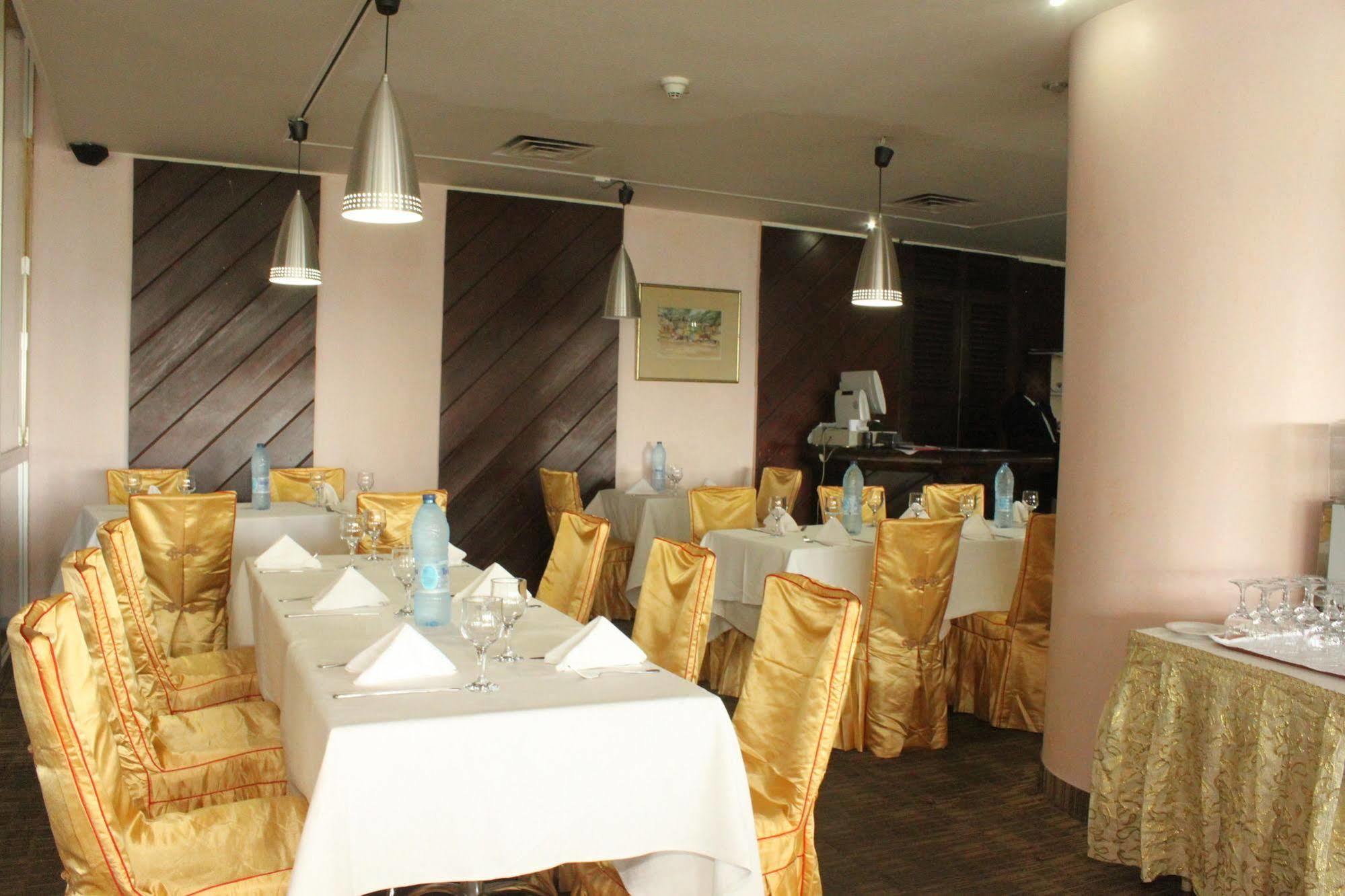 Hotel Mont Febe Яунде Экстерьер фото