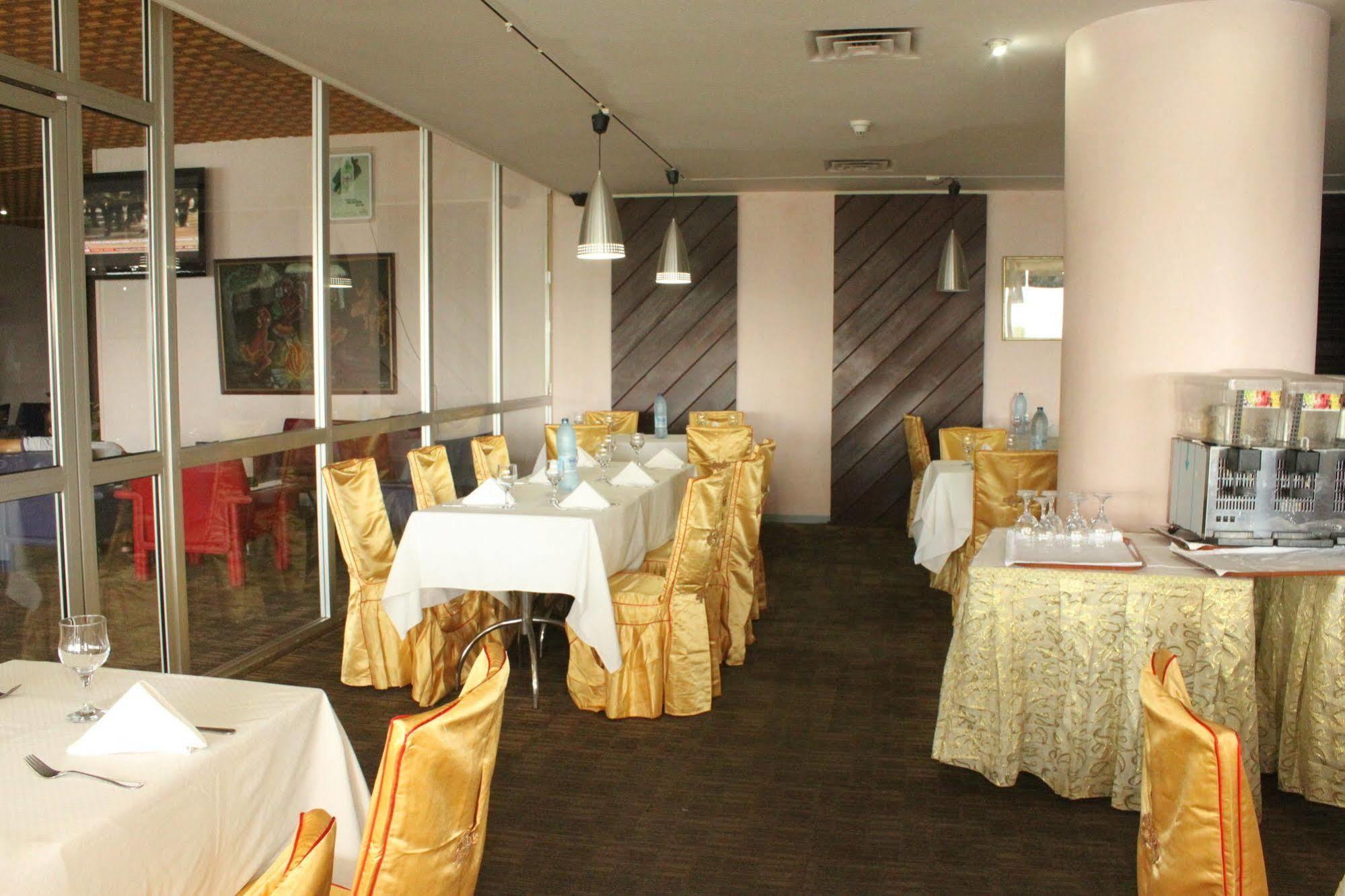 Hotel Mont Febe Яунде Экстерьер фото