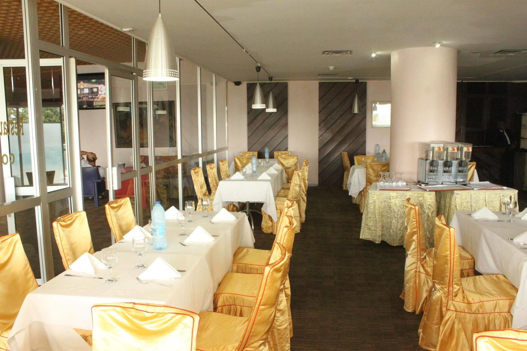 Hotel Mont Febe Яунде Экстерьер фото