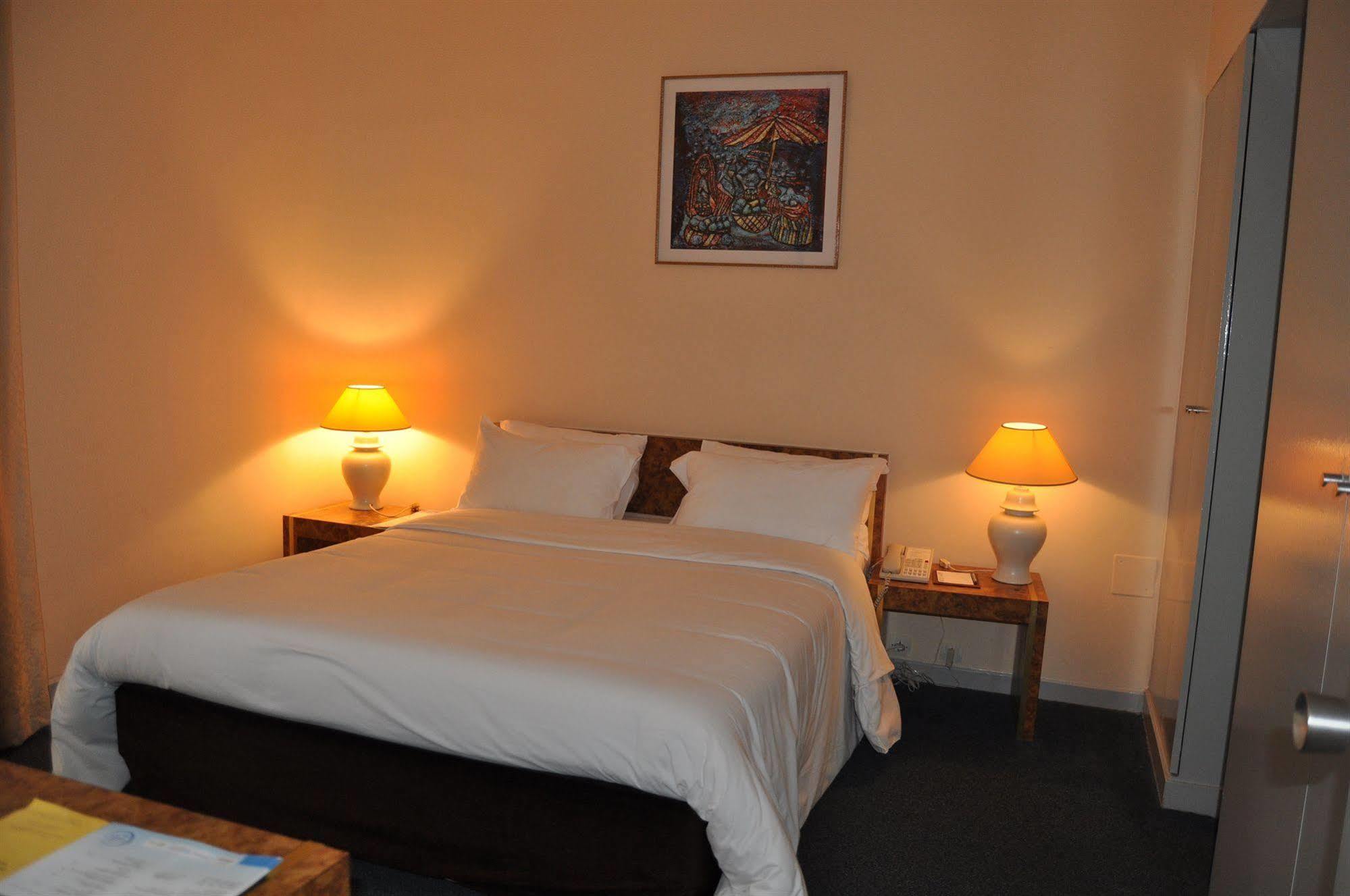 Hotel Mont Febe Яунде Экстерьер фото