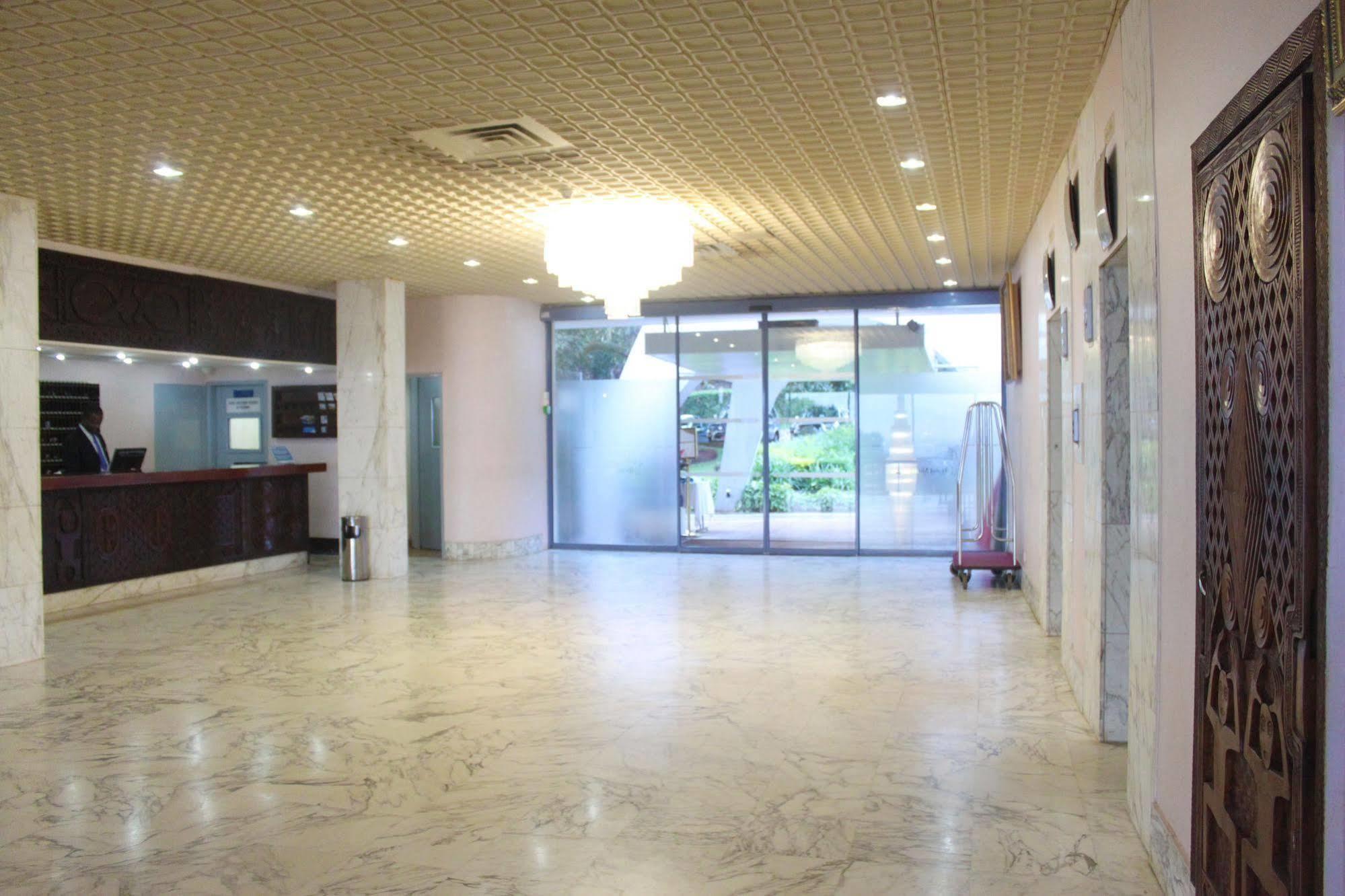 Hotel Mont Febe Яунде Экстерьер фото