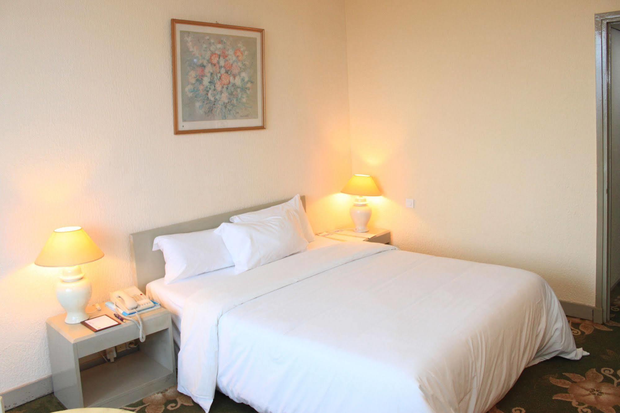 Hotel Mont Febe Яунде Экстерьер фото