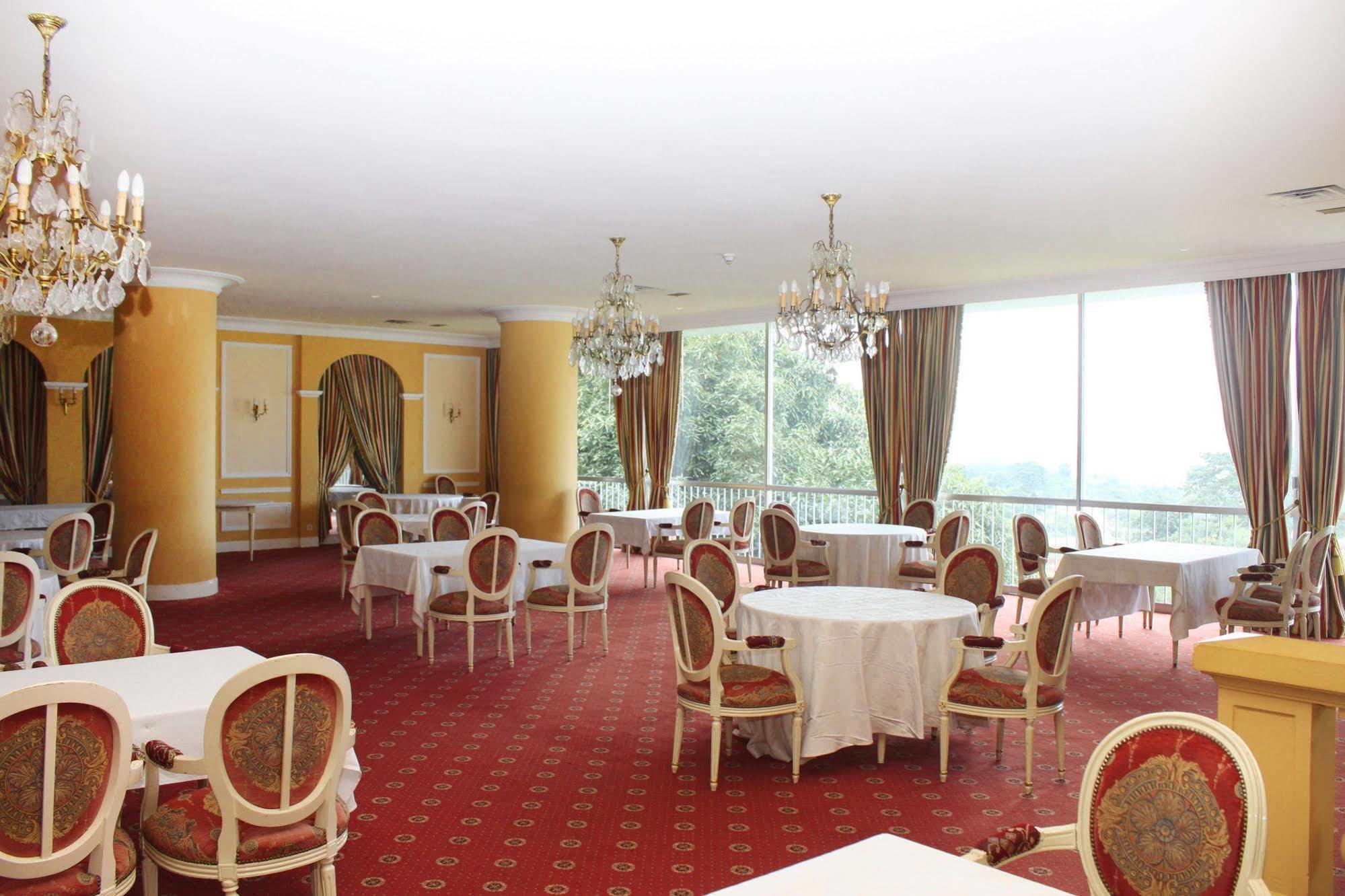 Hotel Mont Febe Яунде Экстерьер фото