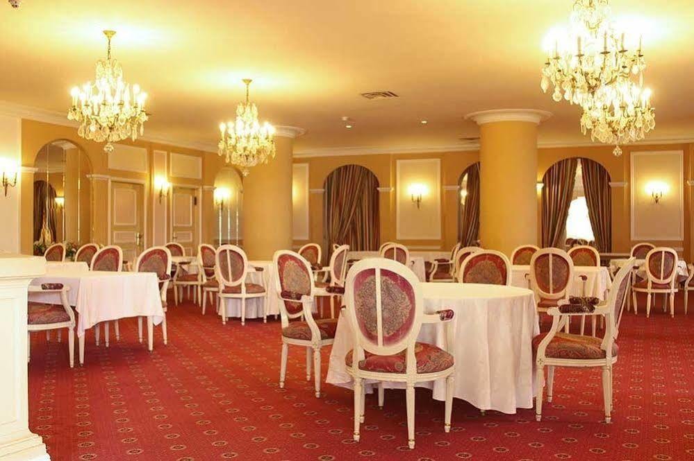 Hotel Mont Febe Яунде Экстерьер фото
