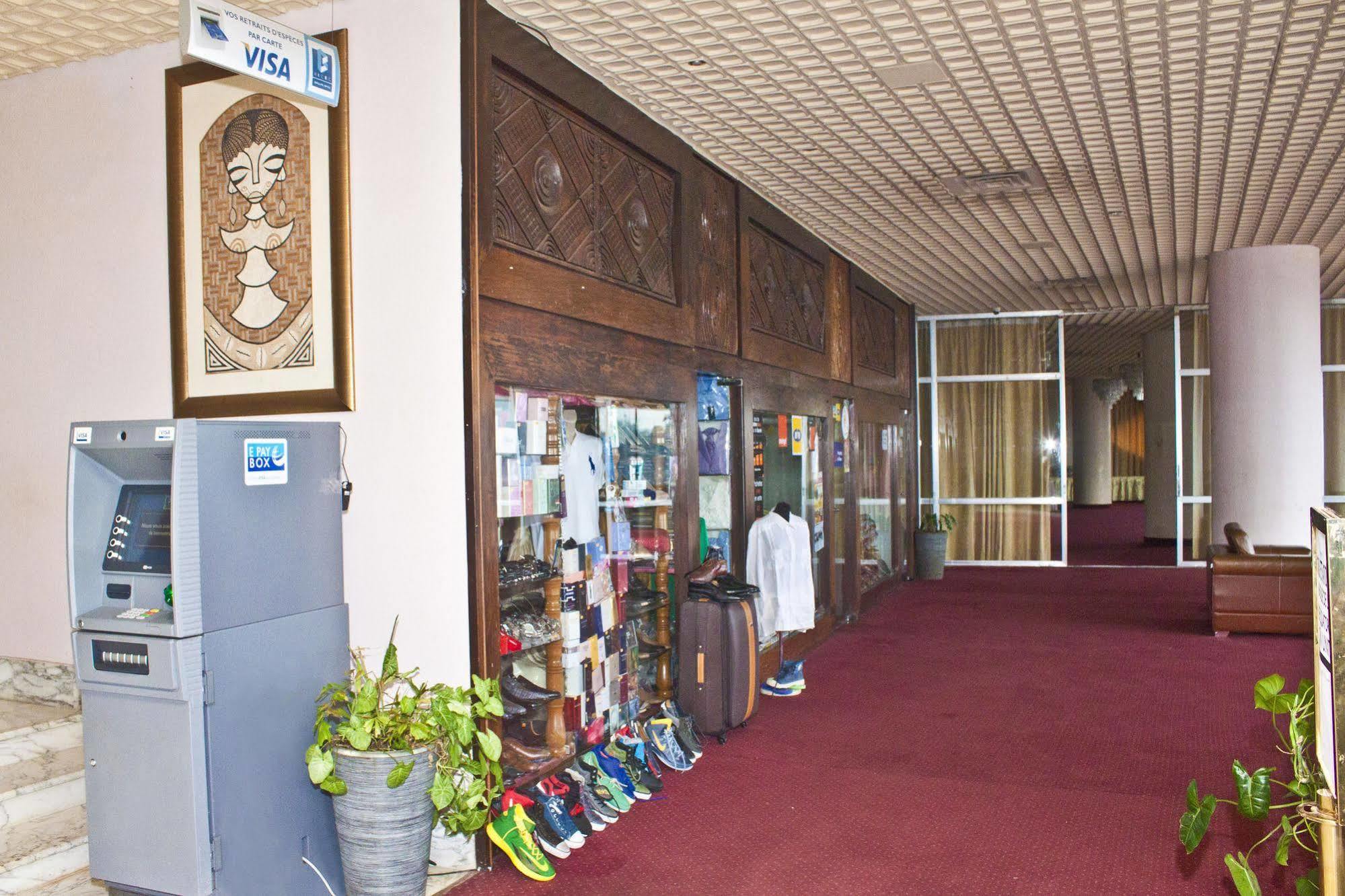 Hotel Mont Febe Яунде Экстерьер фото