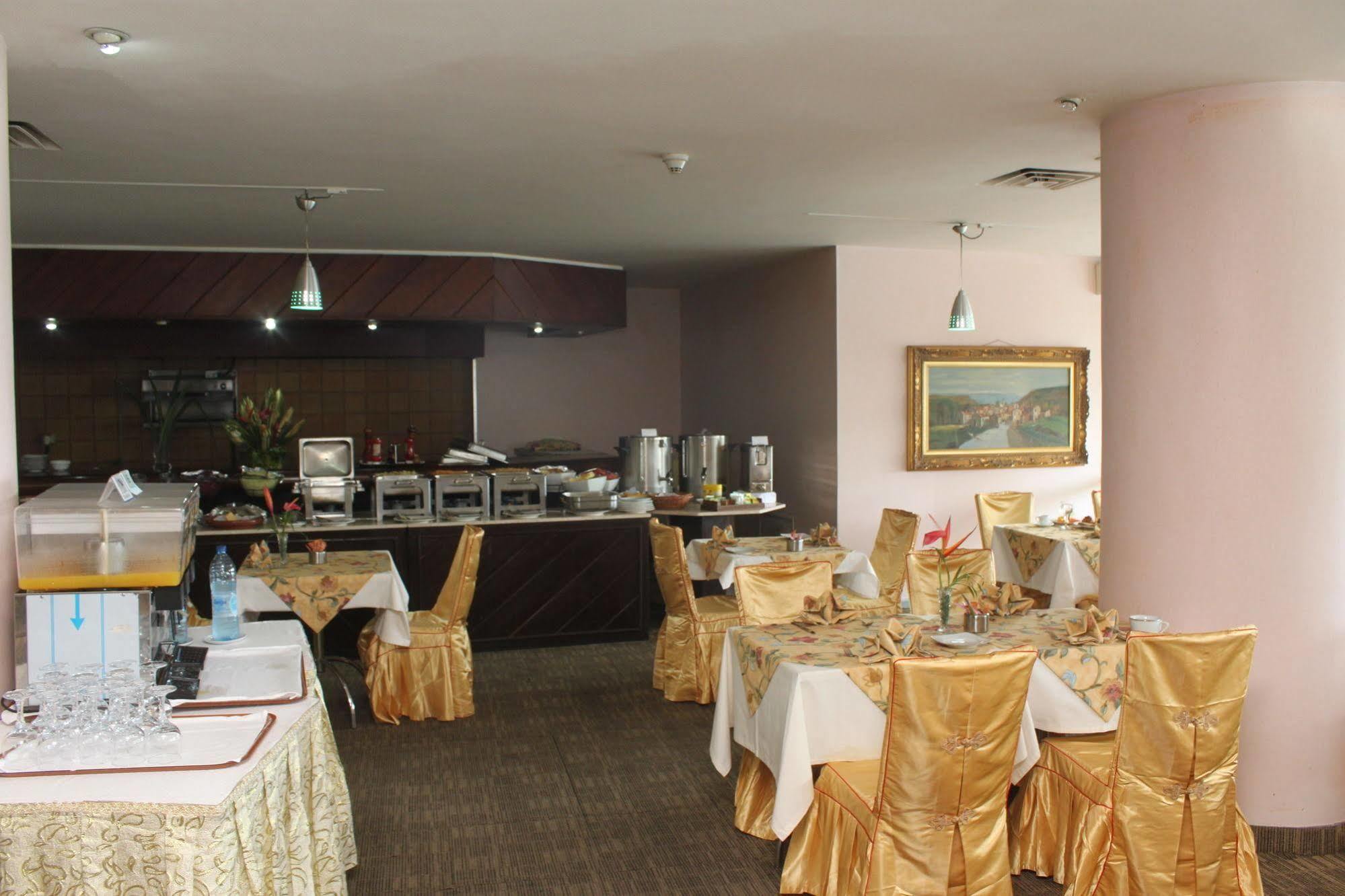 Hotel Mont Febe Яунде Экстерьер фото