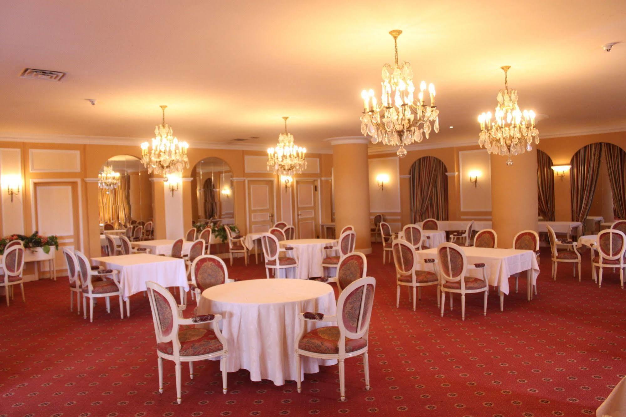 Hotel Mont Febe Яунде Экстерьер фото